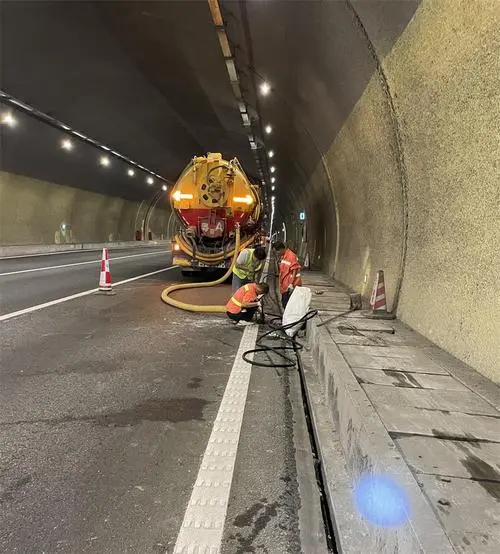 嘉定隧道排水渠清淤